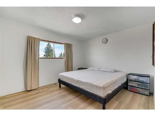 110 Hunterbrook Place Nw, Calgary, AB - Indoor Photo Showing Bedroom