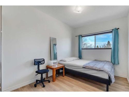 110 Hunterbrook Place Nw, Calgary, AB - Indoor Photo Showing Bedroom