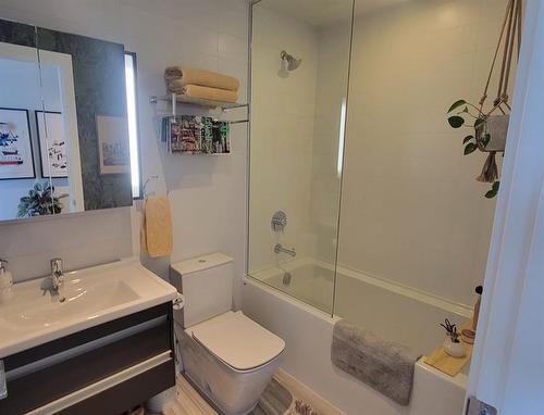 907-930 16 Avenue Sw, Calgary, AB - Indoor Photo Showing Bathroom