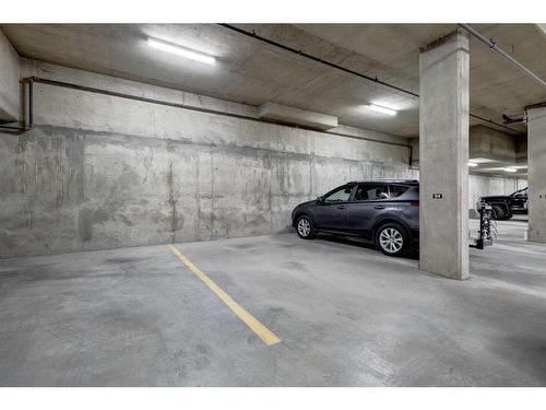 1208-24 Hemlock Crescent Sw, Calgary, AB - Indoor Photo Showing Garage