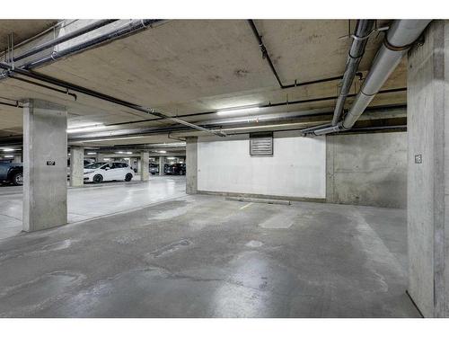 1208-24 Hemlock Crescent Sw, Calgary, AB - Indoor Photo Showing Garage