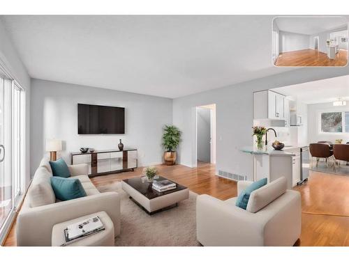 8-4810 40 Avenue Sw, Calgary, AB - Indoor Photo Showing Living Room