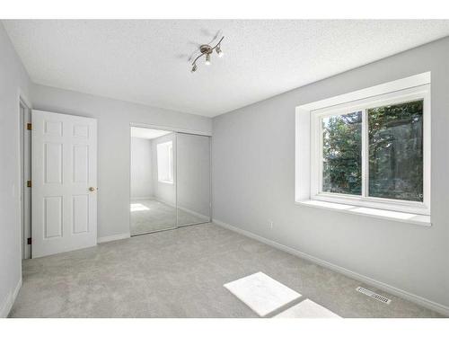 8-4810 40 Avenue Sw, Calgary, AB - Indoor Photo Showing Other Room