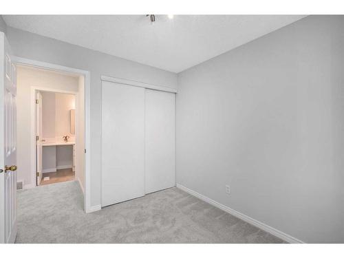 8-4810 40 Avenue Sw, Calgary, AB - Indoor Photo Showing Other Room