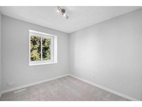 8-4810 40 Avenue Sw, Calgary, AB - Indoor Photo Showing Other Room