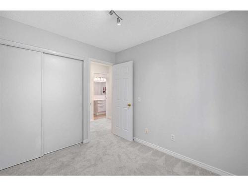 8-4810 40 Avenue Sw, Calgary, AB - Indoor