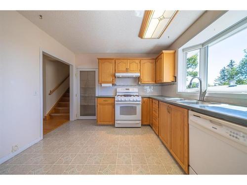 5251 Barron Drive Nw, Calgary, AB - Indoor Photo Showing Kitchen