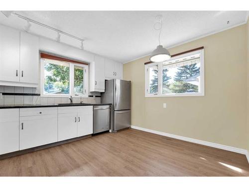 135 Rundleview Drive Ne, Calgary, AB - Indoor Photo Showing Kitchen