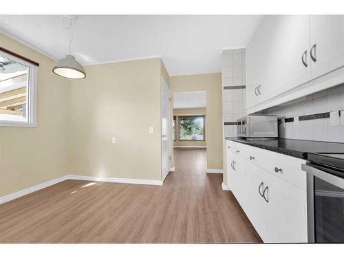 135 Rundleview Drive Ne, Calgary, AB - Indoor Photo Showing Kitchen