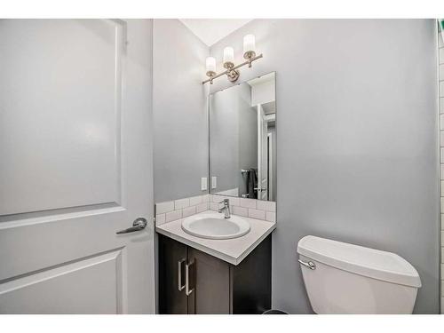 2-310 12 Avenue Ne, Calgary, AB - Indoor Photo Showing Bathroom