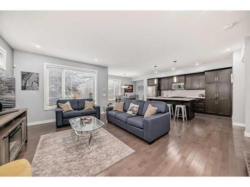 2-310 12 Avenue Ne, Calgary, AB - Indoor Photo Showing Living Room