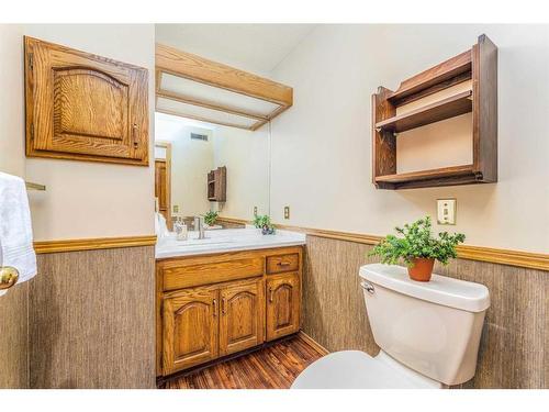 60 Patterson Hill Sw, Calgary, AB - Indoor Photo Showing Bathroom