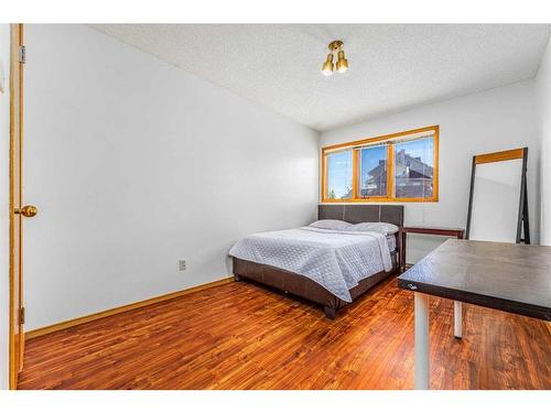 60 Patterson Hill Sw, Calgary, AB - Indoor Photo Showing Bedroom