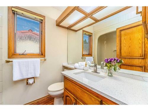 60 Patterson Hill Sw, Calgary, AB - Indoor Photo Showing Bathroom