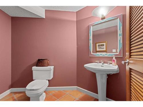 1115 16A Street Nw, Calgary, AB - Indoor Photo Showing Bathroom