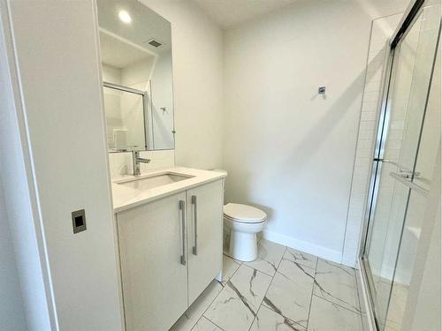 2220-395 Skyview Parkway Ne, Calgary, AB - Indoor Photo Showing Bathroom