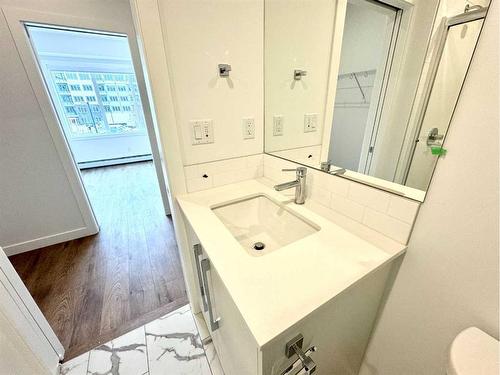 2220-395 Skyview Parkway Ne, Calgary, AB - Indoor Photo Showing Bathroom