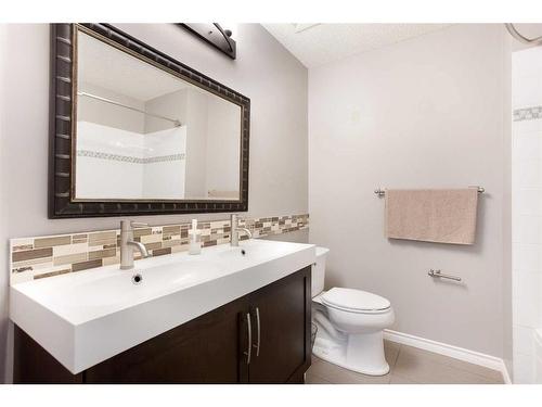 90 Country Hills Cove Nw, Calgary, AB - Indoor Photo Showing Bathroom