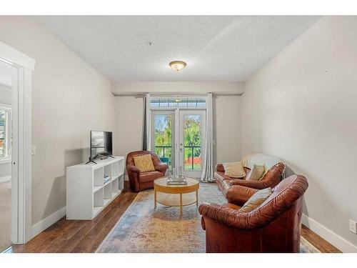 209-201 20 Avenue Ne, Calgary, AB - Indoor Photo Showing Living Room