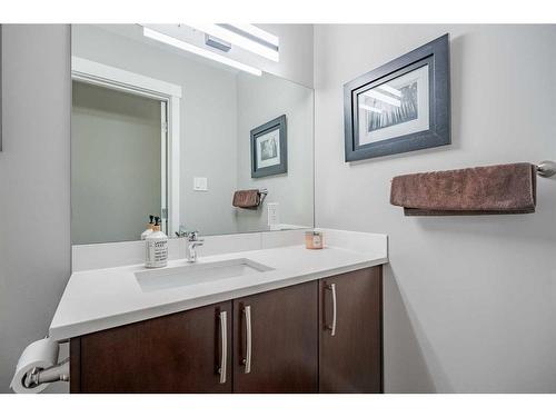 3727 37 Street Nw, Calgary, AB - Indoor Photo Showing Bathroom