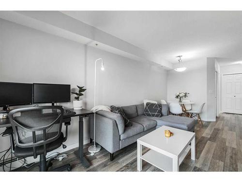 402-1121 6 Avenue Sw, Calgary, AB - Indoor Photo Showing Living Room