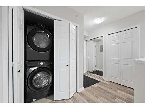 402-1121 6 Avenue Sw, Calgary, AB - Indoor Photo Showing Laundry Room