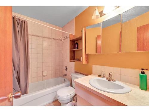 93 Marwood Circle Ne, Calgary, AB - Indoor Photo Showing Bathroom