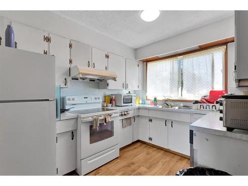 93 Marwood Circle Ne, Calgary, AB - Indoor Photo Showing Kitchen