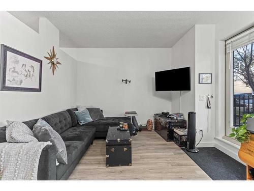 104-323 18 Avenue Sw, Calgary, AB - Indoor Photo Showing Living Room