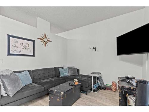 104-323 18 Avenue Sw, Calgary, AB - Indoor Photo Showing Living Room