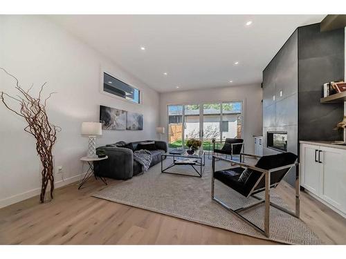 2210 4 Avenue Nw, Calgary, AB - Indoor Photo Showing Living Room