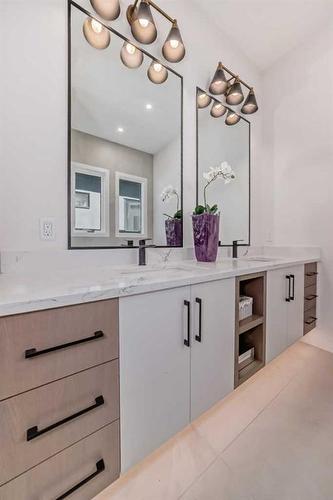 2210 4 Avenue Nw, Calgary, AB - Indoor Photo Showing Bathroom