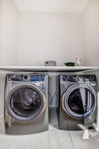 2210 4 Avenue Nw, Calgary, AB - Indoor Photo Showing Laundry Room