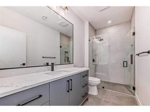 2210 4 Avenue Nw, Calgary, AB - Indoor Photo Showing Bathroom