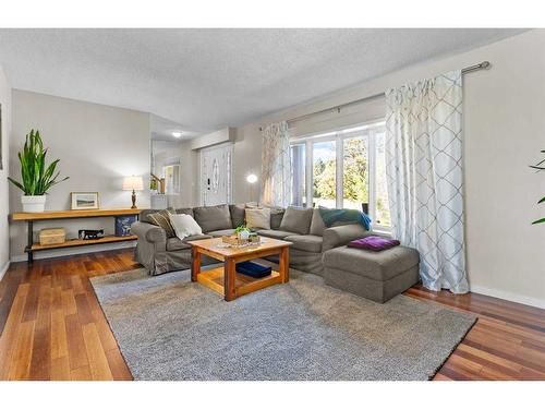 5826 Imperial Drive, Olds, AB - Indoor Photo Showing Living Room