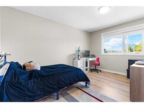 5826 Imperial Drive, Olds, AB - Indoor Photo Showing Bedroom