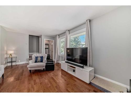 361 Killarney Glen Court Sw, Calgary, AB - Indoor Photo Showing Living Room