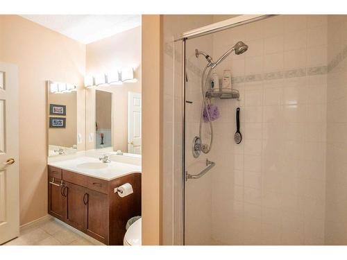 119-2144 Paliswood Road Sw, Calgary, AB - Indoor Photo Showing Bathroom