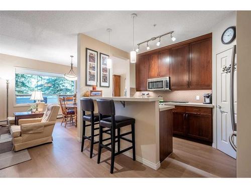 119-2144 Paliswood Road Sw, Calgary, AB - Indoor Photo Showing Kitchen