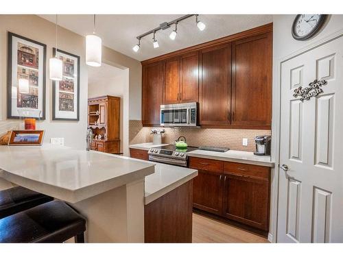 119-2144 Paliswood Road Sw, Calgary, AB - Indoor Photo Showing Kitchen