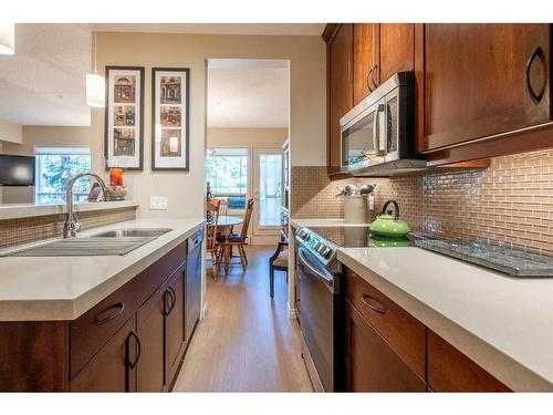 119-2144 Paliswood Road Sw, Calgary, AB - Indoor Photo Showing Kitchen With Double Sink With Upgraded Kitchen