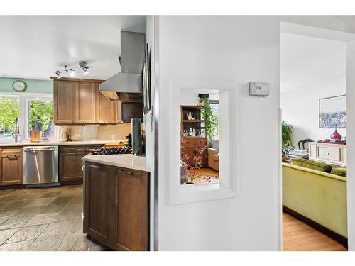 4836 Montana Crescent Nw, Calgary, AB - Indoor Photo Showing Kitchen