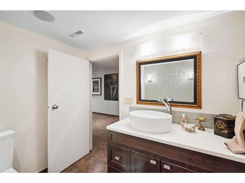 4836 Montana Crescent Nw, Calgary, AB - Indoor Photo Showing Bathroom