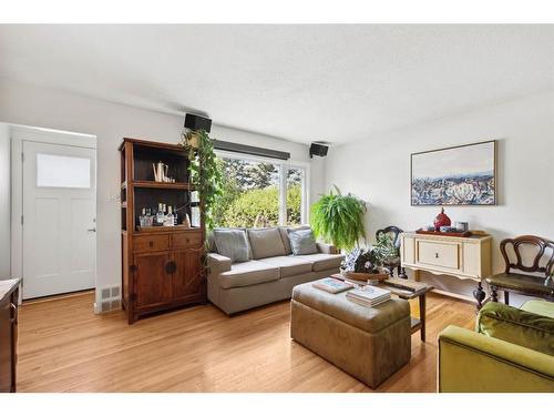 4836 Montana Crescent Nw, Calgary, AB - Indoor Photo Showing Living Room