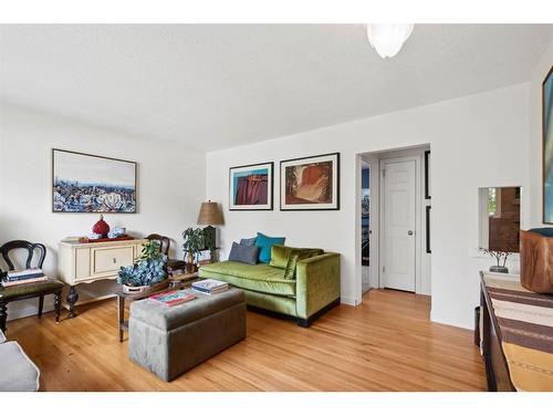 4836 Montana Crescent Nw, Calgary, AB - Indoor Photo Showing Living Room