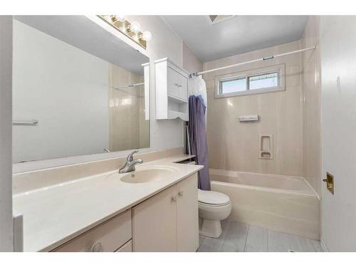 68 Sackville Drive Sw, Calgary, AB - Indoor Photo Showing Bathroom