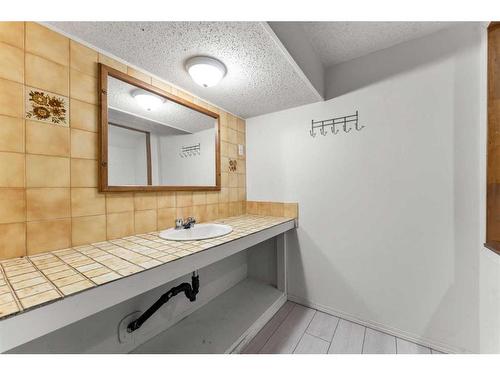 68 Sackville Drive Sw, Calgary, AB - Indoor Photo Showing Bathroom