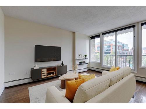 302-505 19 Avenue Sw, Calgary, AB - Indoor Photo Showing Living Room