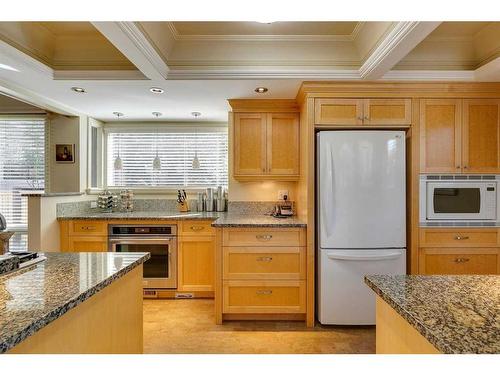 3315 Palliser Drive Sw, Calgary, AB - Indoor Photo Showing Kitchen