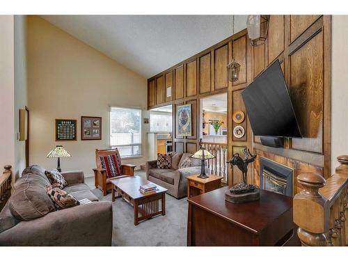 3315 Palliser Drive Sw, Calgary, AB - Indoor Photo Showing Living Room